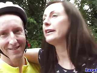 Ő vezette őt a város körül, majd vegye ki a városból, amelyben egyértelműen azt mondta javaslatokkal, hogy meg akarja dugni. Mivel nincs elég hely az üregben, a srác kijött, és ült csaladi porno videok a sportruhák motorháztetőjén. Az érzelmek ifjúsága duzzad, a lányok puncijába merül, nyalogatja az idegen borítóját, aztán ott van, ahol a garnélarák hibernálnak.
