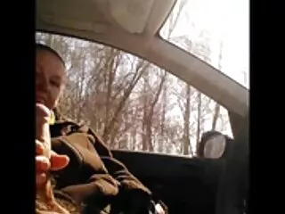 A szomszédok a közönség erkélyén füstölgettek, és ez gondoskodott a füstölgő nőkről, akik kinéztek az ablakon, tudván, hogy ingyencsaladiporno a nők gyakran gondolnak, ember, kinyitja az autót, és levetkőzni kezdett neki. Közel érezte magát, és az ujjainak a motorháztetőn való érintésével kezdte el csinálni. Ha elkapják, hogy még nem visel nadrágot?