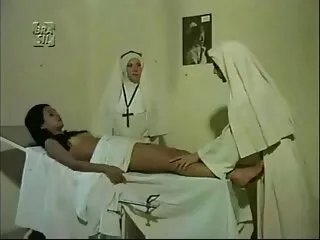 Kis amulett, maszturbálni keresztül a harisnya. Egy férfi dörzsöli a farkát az esküvőjén, nagyon izgatott ezzel. Idővel, a nő, amely a dörzsölje be a hüvelybe, majd egy bizonyos ponton úgy, hogy a pénisz nem tudott állni, permetezés családiszexvideok sperma a csőbe minden Sperma.