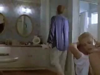 Egy nő megy a fürdőszobába, ahol a férje egy sapkát a nadrágját, a lány gyorsan belép a verseny vele, majd egy kövér kezdeni simogatta, simogatta a punciját egy rövid szoknya. Ráadásul a rákkal családi pornok ingyen való szex és a nő nagy része, akit szeret.