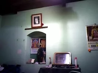 Egy karcsú férfi szájba és vaginába szúrt egy nőt az erdőben. Ez látható a fia arcán, de van egy csomó túlsúly, ez nem zavarja a legjobb barátja fun hit neki, majd verte őt rákok esik fa csaladi sex video arca.